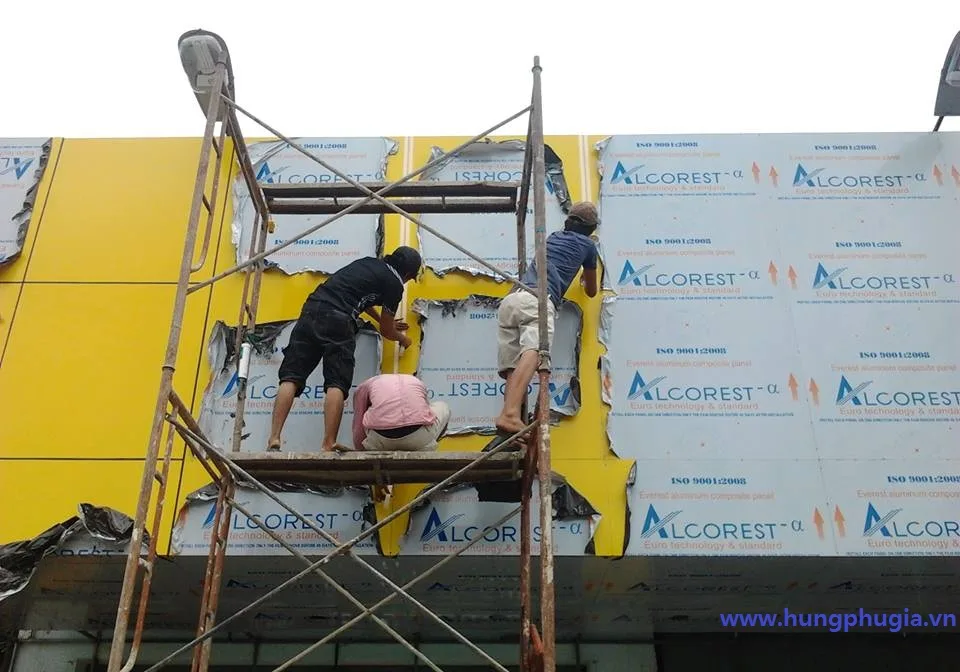Thi công mặt tiền tấm ốp nhôm nhựa alu alcorest