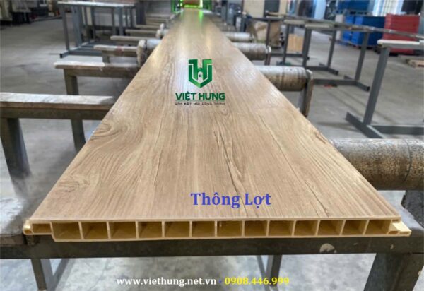 Tấm ván nhựa pvc lót sàn chịu lực màu vân gỗ thông lợt